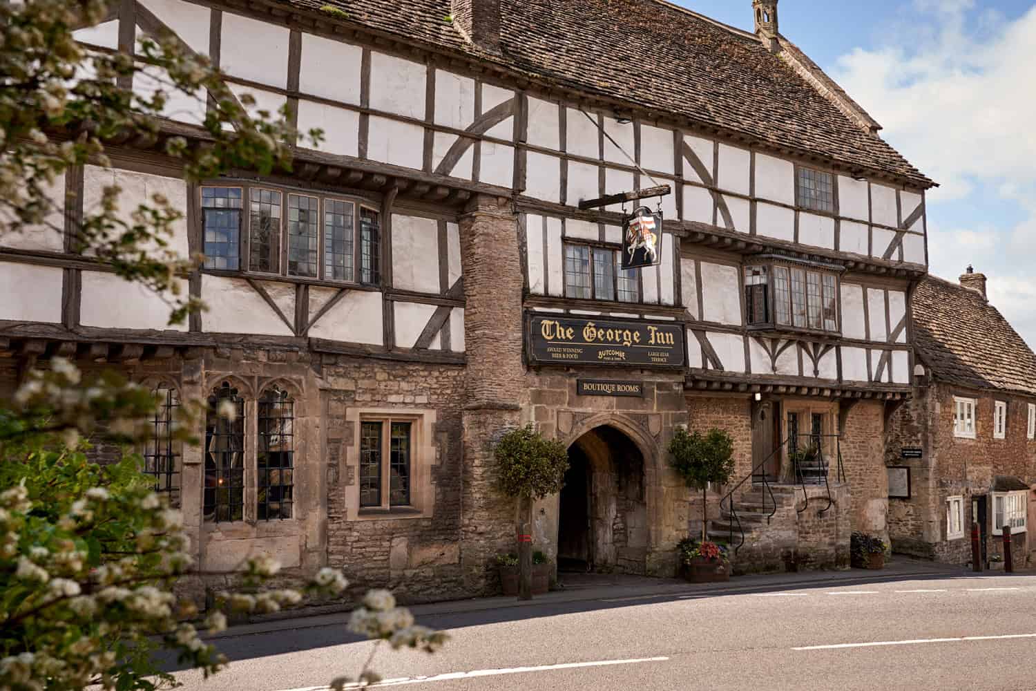 4 Ancient Pubs That Serve Up Charm in the English Countryside